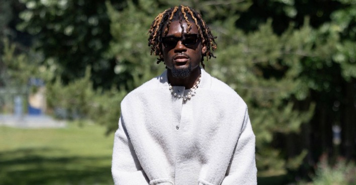 Manu Koné in einem coolen Outfit.