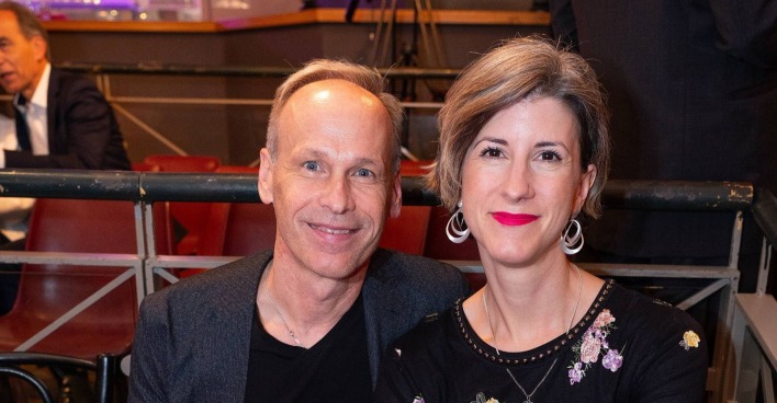 Marcus Wadsak und Therese Frank bei einem öffentlichen Auftritt. Die Ehefrau des ORF-Wettermoderators sitzt neben ihm und lächelt in die Kamera.