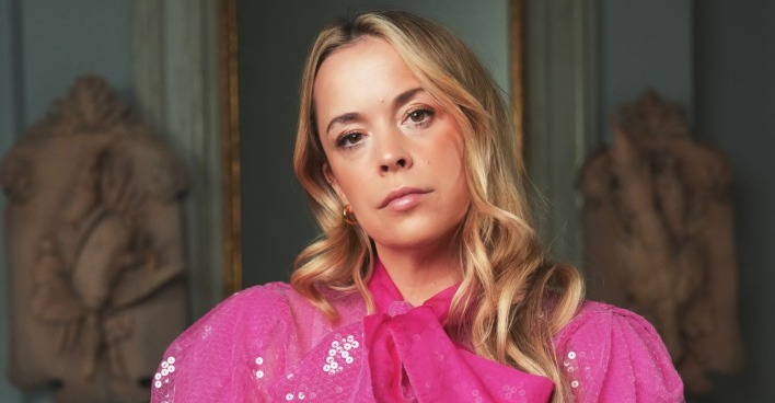 Marina Hoermanseder posiert in einer pinken Designerrobe. Die österreichische Modedesignerin machte zuletzt mit der Nachricht über ihren Sohn Fritzi, der im Krankenhaus liegt, auf sich aufmerksam.