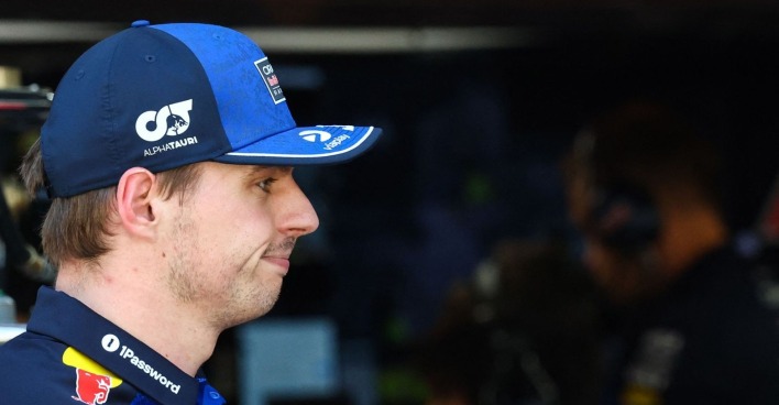 Max Verstappen mit gesenktem Blick in der Boxengasse von Monaco