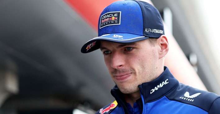 Max Verstapppen steht in der Red-Bull-Ausrüstung geknickt in der Boxengasse