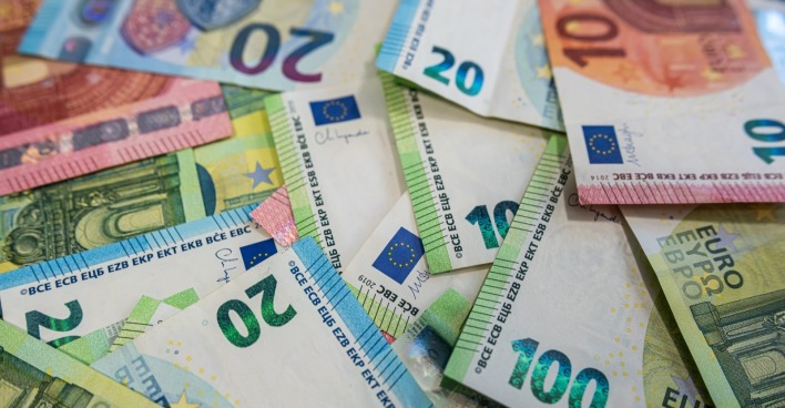Streuung der Euro - Banknoten in verschiedenen Stückelungen, die Wohlstand, Cashflow und Investitionen symbolisieren.