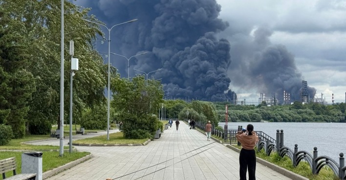 Drohnenangriff auf Moskau: Dichter schwarzer Rauch über brennender Ölraffinerie nach Explosionen nahe der russischen Hauptstadt.