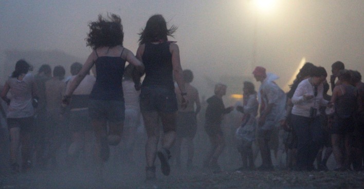 Unwetter beim Nova Rock in Nickelsdorf mit Regen, Sturm und dichtem Nebel, Besucher bewegen sich über matschiges Festivalgelände