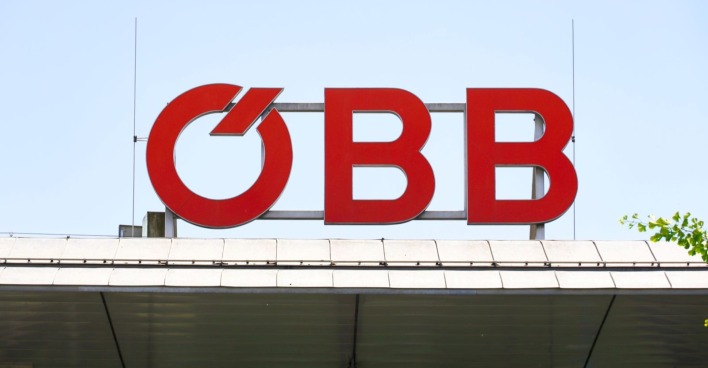 ÖBB-Hitzewarnung: Logo der Österreichischen Bundesbahnen (ÖBB) an einem Bahnhofsgebäude während der Hitzewelle in Österreich, die zu möglichen Verspätungen im Bahnverkehr führen kann.