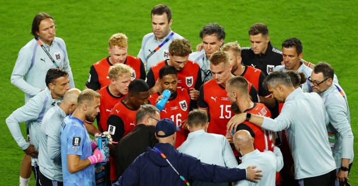ÖFB-Teamchef Ralf Rangnick spricht während einer Trinkpause mit seinen Spielern.