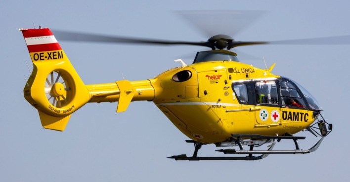 Rettungshubschrauber der österreichischen Organisation OEAMTC, als Symbol für den toten Pensionisten in Fusch.