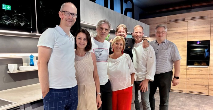 Mehrere Menschen lächeln in die Kamera