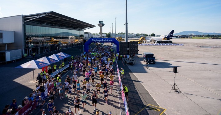 Viele Läufer beim Airportlauf Salzburg.