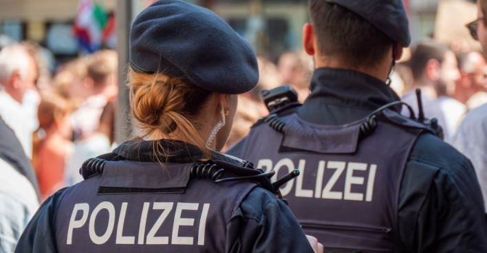 Polizeibeamte im Einsatz bei einer Suchaktion nach einem vermissten Säugling in Renningen