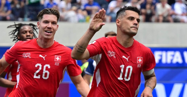 Granit Xhaka jubelt nach seinem Elfer-Tor für Schweiz gegen Bosnien.