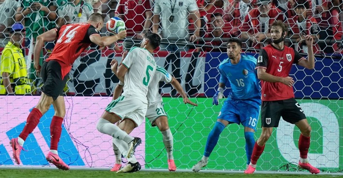 Teams für Sechzehntelfinale fix: Kopfballszene im Strafraum bei der WM 2026 mit mehreren Nationalspielern