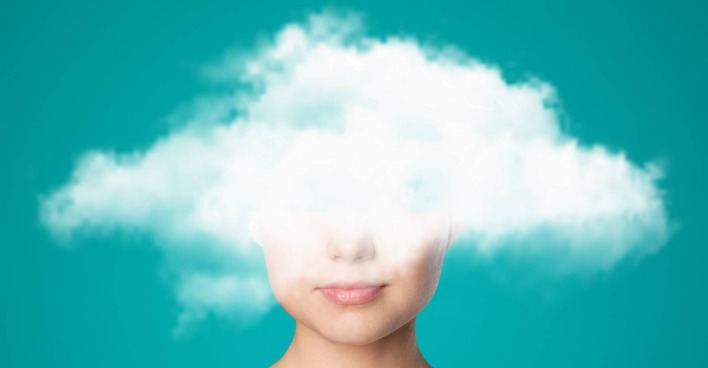 Frauenkopf versteckt durch Wolke | Credit: Billion Photos/Shutterstock