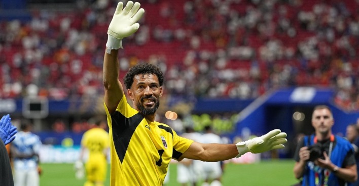 Viel umjubelt: Torhüter Vozinha nach dem Spiel gegen Spanien.