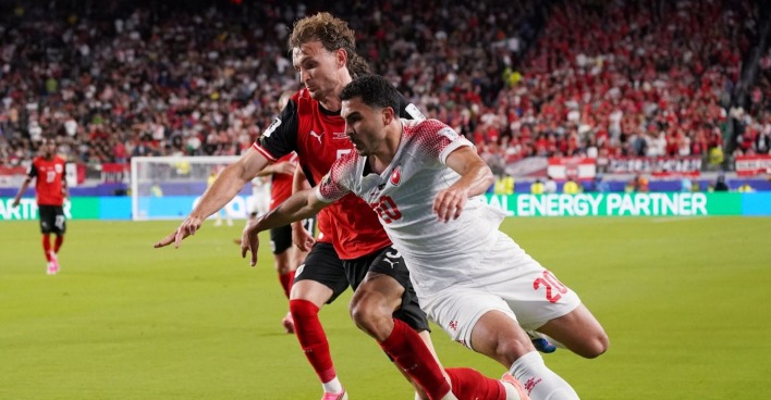 Stefan Posch im WM-Spiel gegen Jordanien im Zweikampf – ÖFB-Spieler trotz Kieferbruch im Einsatz