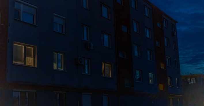 Stromausfall in Wohngebiet bei Nacht, Mehrparteienhaus teilweise ohne Licht in Waidhofen an der Thaya