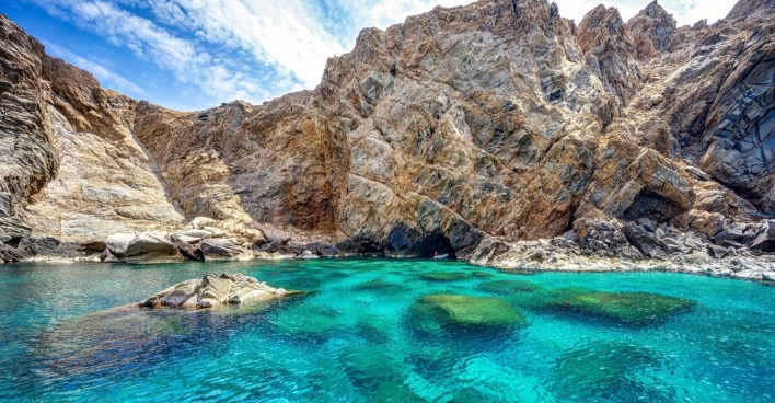 Türkisblaues, transparentes Meereswasser auf der Insel Tinos, Griechenland.