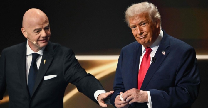 Gianni Infantino und Donald Trump während der WM 2026 Auslosung.