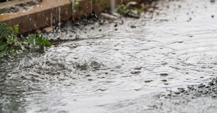 Starkregen verursacht Überschwemmung auf Straße in Kärnten während Unwetter