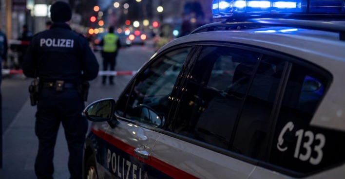 Polizeiauto mit Blaulicht bei Suche nach Vermissten in Wien nach Vermisstenanzeige