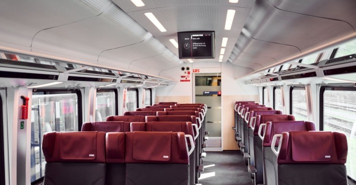 Innenraum einer modernisierten Railjet-Garnitur der österreichischen Bundesbahnen (ÖBB).