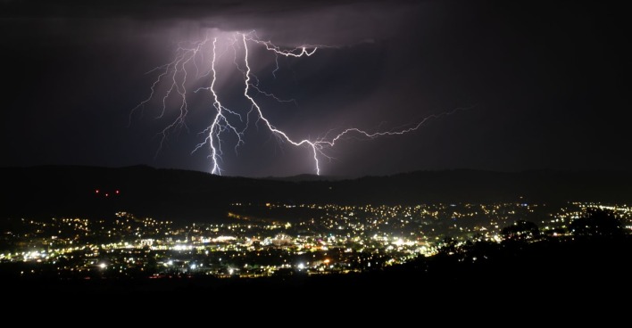 Gewitter über einer Stadt