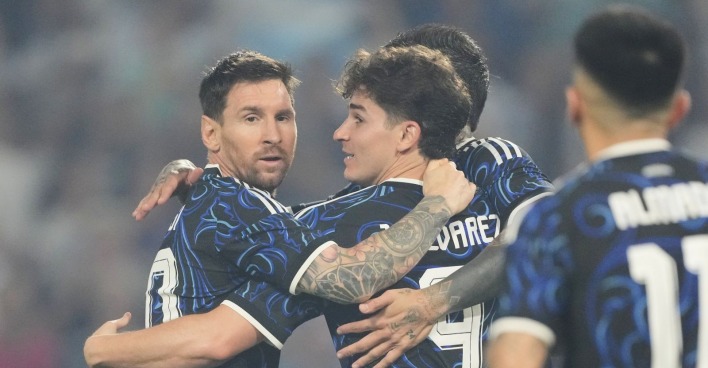 Lionel Messi und Julian Alvarez im Trikot der argentinischen Nationalmannschaft