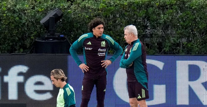Javier Aguirre und Guillermo Ochoa während einer Trainingseinheit des mexikanischen