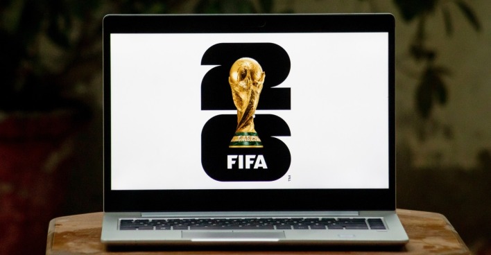 FIFA-Fußballweltmeisterschaft 2026 Logo auf einem Laptop mit Outdoor-Hintergrund.