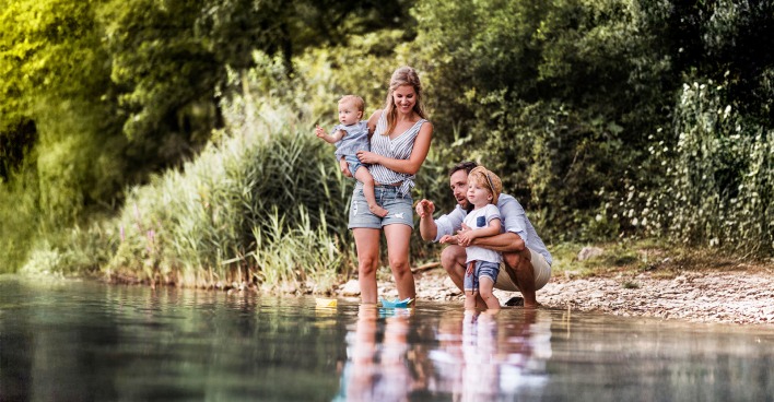 Junge Familie am Ufer eines Sees | Credit: Hotel Auszeit