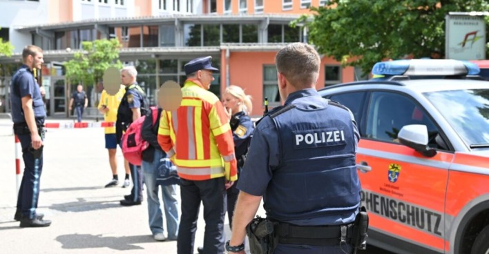 Polizei und Einsatzkräfte vor einem Gymnasium in Schongau nach der mutmaßlichen Amoktat. Der 16-jährige Tatverdächtige befindet sich in Untersuchungshaft.