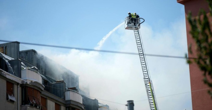Feuerwehr bekämpft Dachbrand in der Böckhgasse in Wien-Meidling mit Drehleiter nach Ausrufung der Alarmstufe 3.
