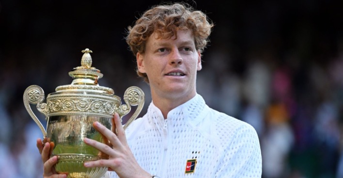 Jannik Sinner präsentiert nach seinem Finalsieg gegen Alexander Zverev die Wimbledon-Trophäe und feiert die erfolgreiche Titelverteidigung beim Grand-Slam-Turnier 2025.