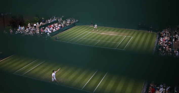 Sebastian Ofner beim Aufschlag auf dem Rasen von Wimbledon während seines Zweitrunden-Matches gegen Hubert Hurkacz beim Grand-Slam-Turnier 2025.