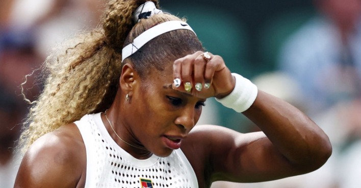 Serena Williams wischt sich während ihres Wimbledon-Comebacks den Schweiß von der Stirn. Die Tennis-Legende wirkte nach ihrer Erstrunden-Niederlage sichtlich erschöpft.