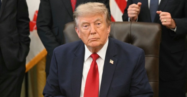 US-Präsident Donald Trump sitzt im Weißen Haus. Nach dem Urteil des Supreme Court zur Zollpolitik zahlte die US-Regierung 81 Milliarden Dollar an Unternehmen zurück.