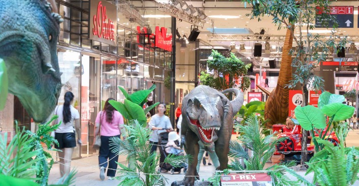 Ein Dinosaurier im Shopping-Center