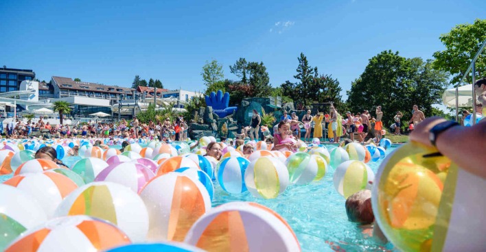 Menschen im Wasser mit Wasserbällen