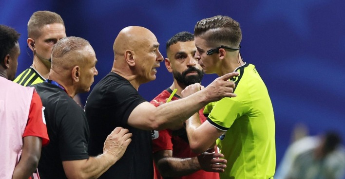 Ägypten Trainer Hassan diskutiert heftig mit Schiedsrichter Letexier nach Argentinien Spiel WM 2026