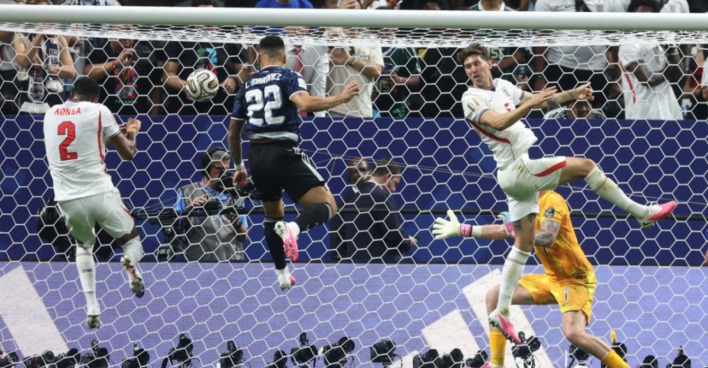 Argentinien Tor gegen England Halbfinale WM Lautaro Martinez Kopfball entscheidendes Tor Messi im Hintergrund