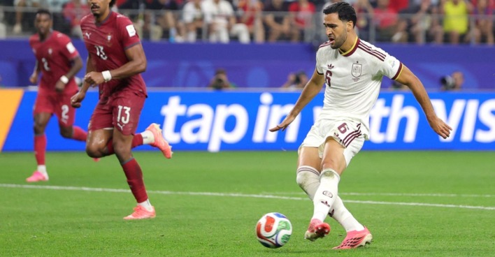 Portugal gegen Spanien bei der WM 2026: Spanischer Spieler beim Abschluss im Achtelfinale gegen Portugal
