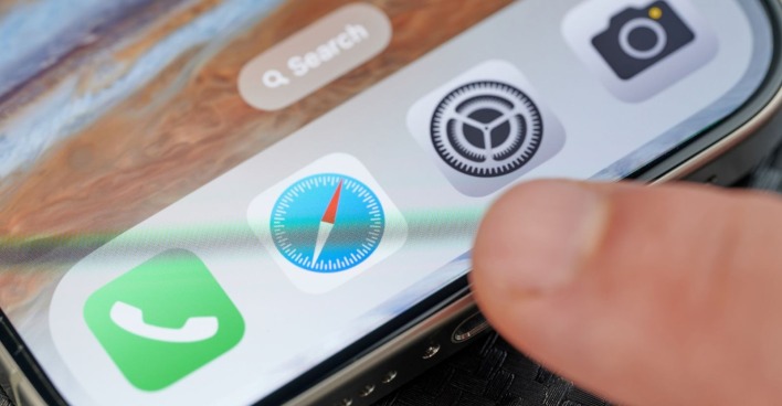 Ansicht eines iPhone-Homescreens mit dem Icon des Safari-Browsers