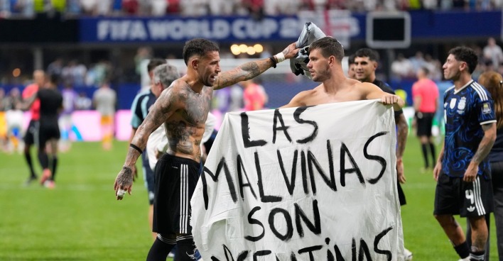 Argentinische Fußballnationalmannschaft präsentiert nach dem WM-Halbfinalsieg gegen England ein Falkland-Banner mit der Aufschrift „Las Malvinas son argentinas“.