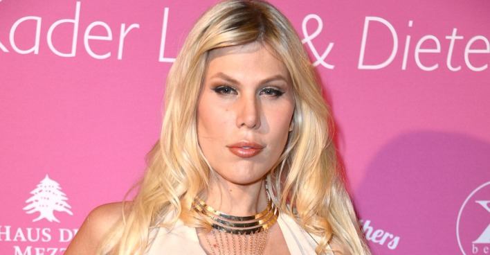 Arielle Rippegather bei einem öffentlichen Auftritt. Das ehemalige DSDS-Sternchen spricht über ihre missglückte Beauty-OP, eine Blutvergiftung und die Korrektur des Eingriffs.