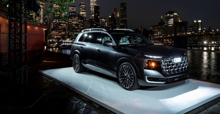 Der neue Audi Q9 während einer Präsentation in New York