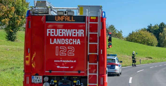 Einsatzfahrzeug der Feuerwehr steht auf einer gesperrten Bundesstraße