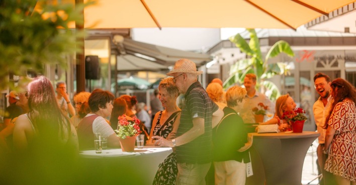 Viele Besucher bei der Eröffnung.