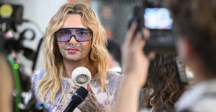 Bill Kaulitz spricht bei einem Pressetermin über seine Jugend und die queerfeindlichen Angriffe, die er als Frontmann von Tokio Hotel erleben musste.
