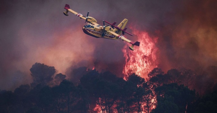 Einsatzkräfte kämpfen aus der Luft gegen die Flammen.