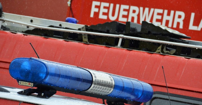 Feuerwehrfahrzeug mit Blaulicht bei Einsatz wegen Brand in Wattens in Tirol